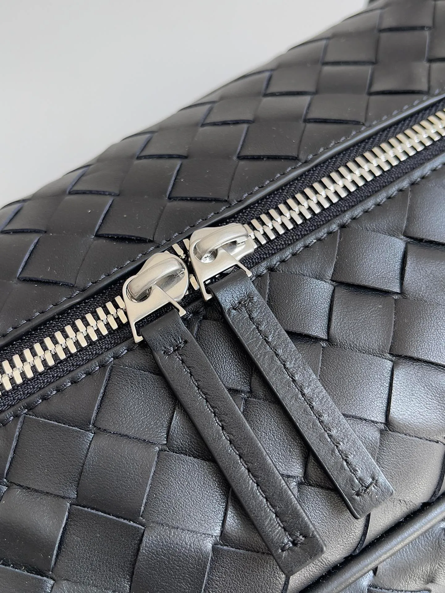 Batch 3960 Let's go on a trip✈️BOTTEGA VENETA men's travel bag is no heavier than a suitcase. The capacity and lightness of this travel bag are really suitable for short trips. The soft cow leather reduces the burden on the hands. The capacity is very nice. Style number: 765620 Size: 50*41*15cm